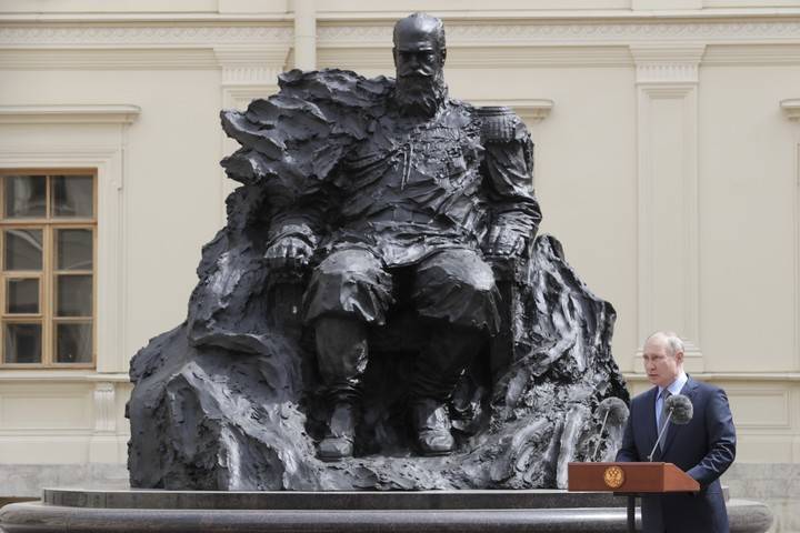 Путин открыл памятник Александру III в Ленинградской области