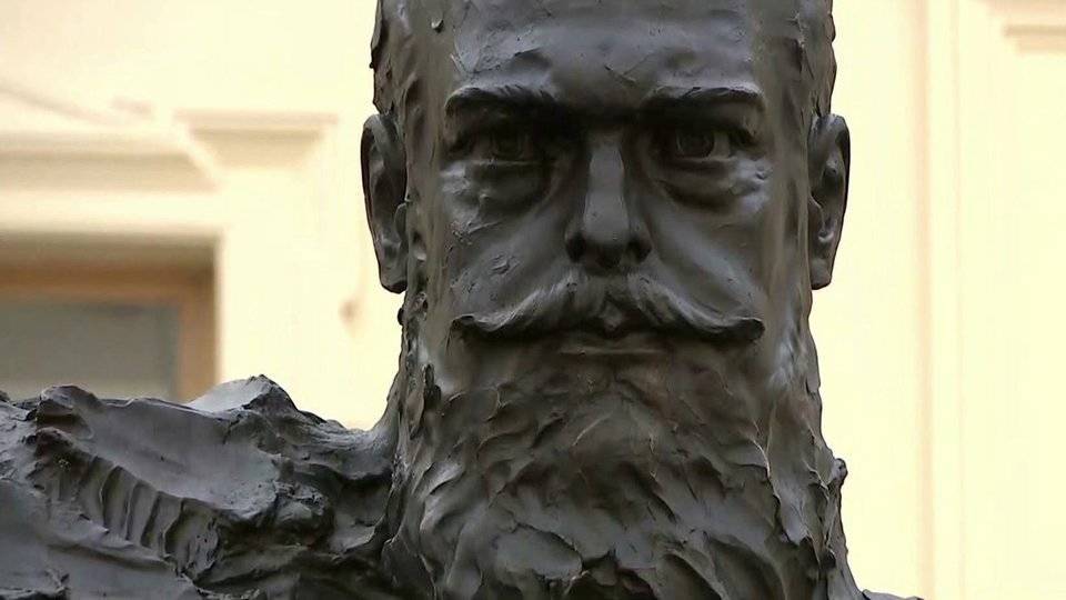 Владимир Путин принял участие в открытии памятника российскому императору Александру III