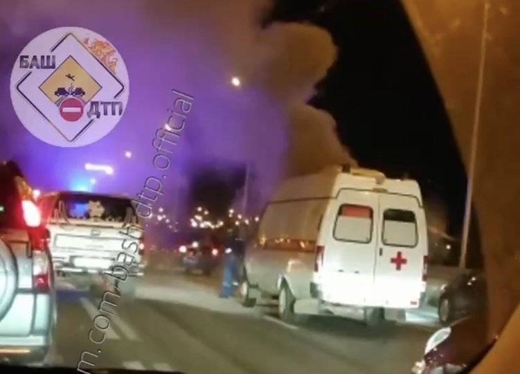 В Уфе на Бельском мосту горит карета скорой помощи