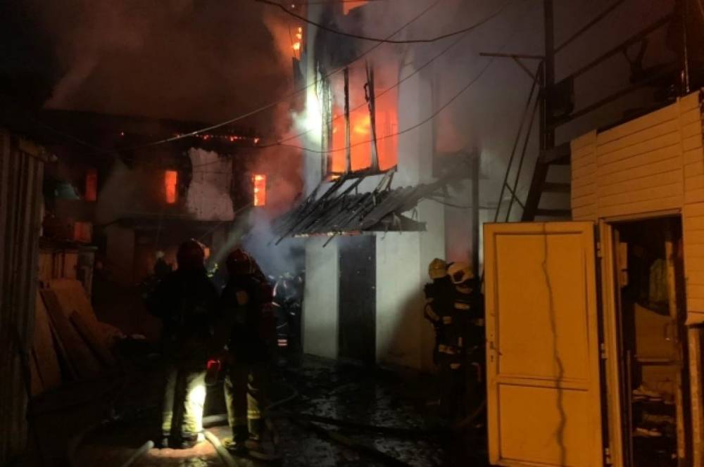 В Новой Москве горит частный дом на площади 500 квадратных метров