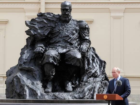 На открытом Путиным памятнике Александру III в Гатчине заметили шестиконечную звезду