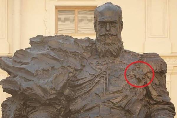 На открытом в Гатчине памятнике Александру III заметили ошибку
