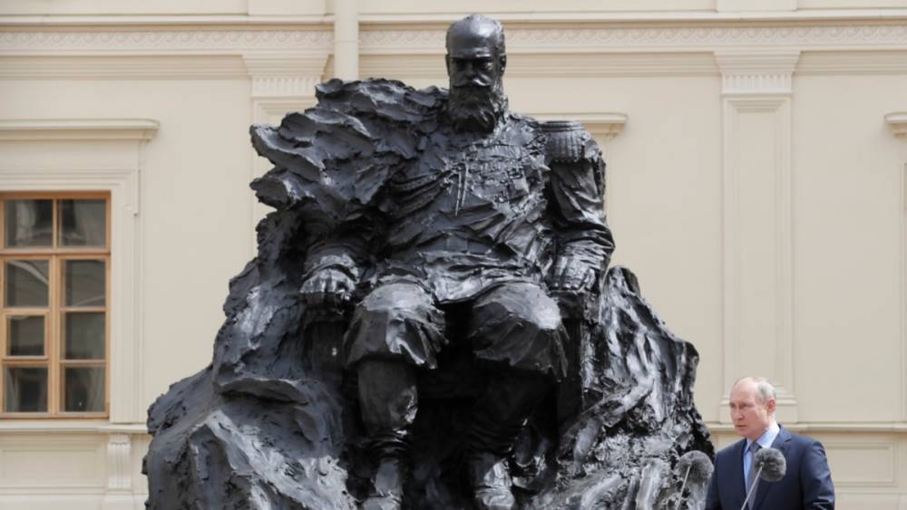 На памятнике Александру III, который открыл Путин, был неправильный орден
