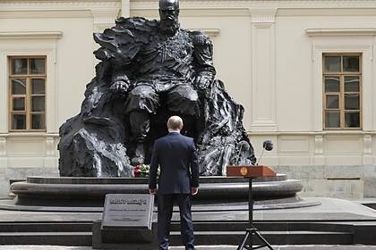 На открытом Путиным памятнике Александру III нашли неправильный орден