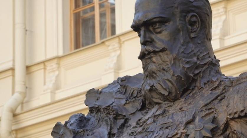 «Точно не фотошоп?»: скульпторы исправили ошибку с орденом на памятнике Александру III