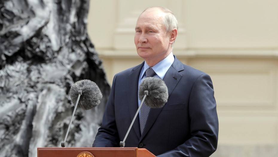 Ошибку на открытом Путиным памятнике в Гатчине исправили за сутки