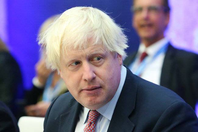 Премьер Борис Джонсон пообещал побороть коронавирус за полтора года