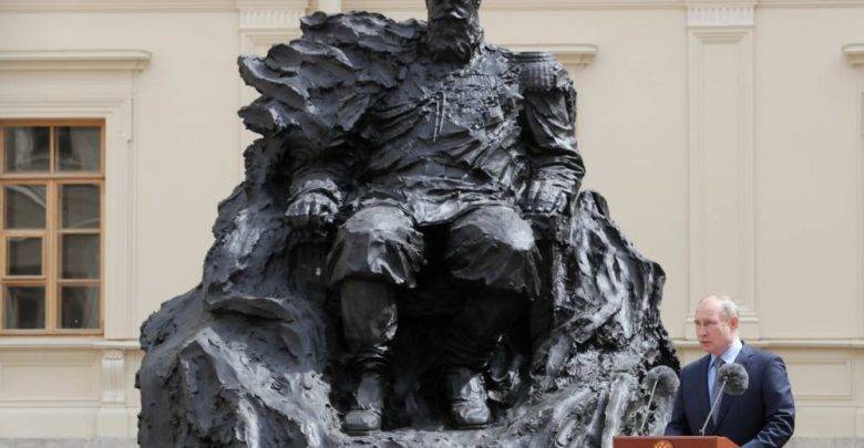 На новом памятнике Александру III исправили ошибку с орденом