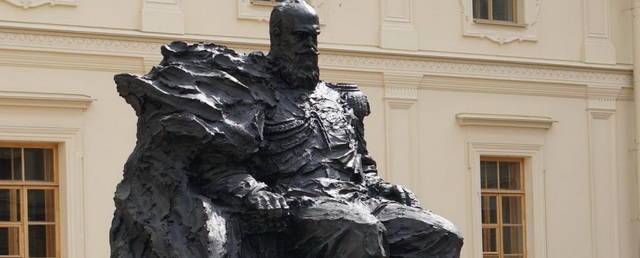На памятнике Александру III в Гатчине исправили техническую ошибку