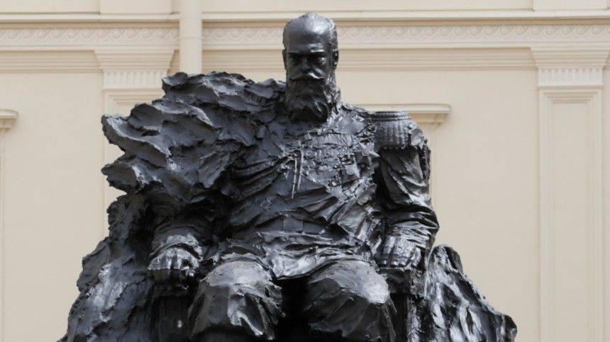 Скульптор за один день исправил случайную ошибку в памятнике Александру III