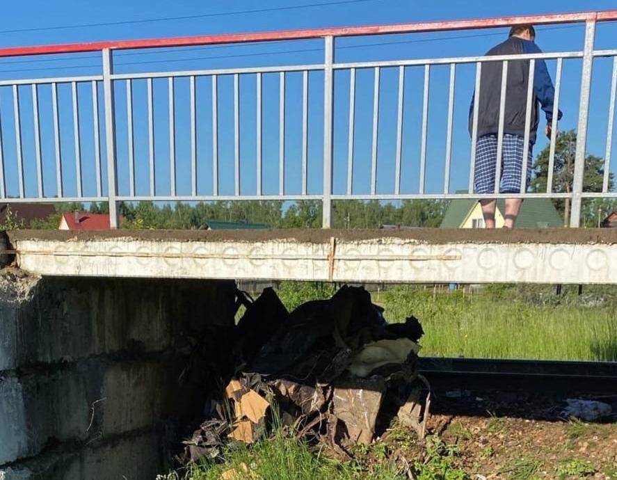 Жители Тверской области погибли в страшном ДТП: автомобиль столкнулся с поездом