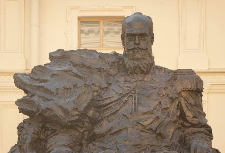 Скульптор Владимир Бродарский: Неточность в памятнике Александру III в Гатчине исправлена