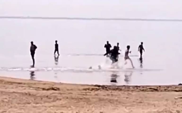 Нудист загнал полицейских в воду на пляже в Дюнах