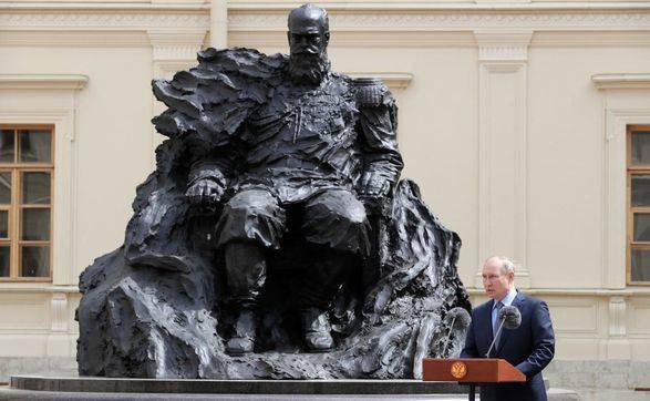 Перенервничали: на памятнике Александру III, который открыл Путин, заметили неправильный орден