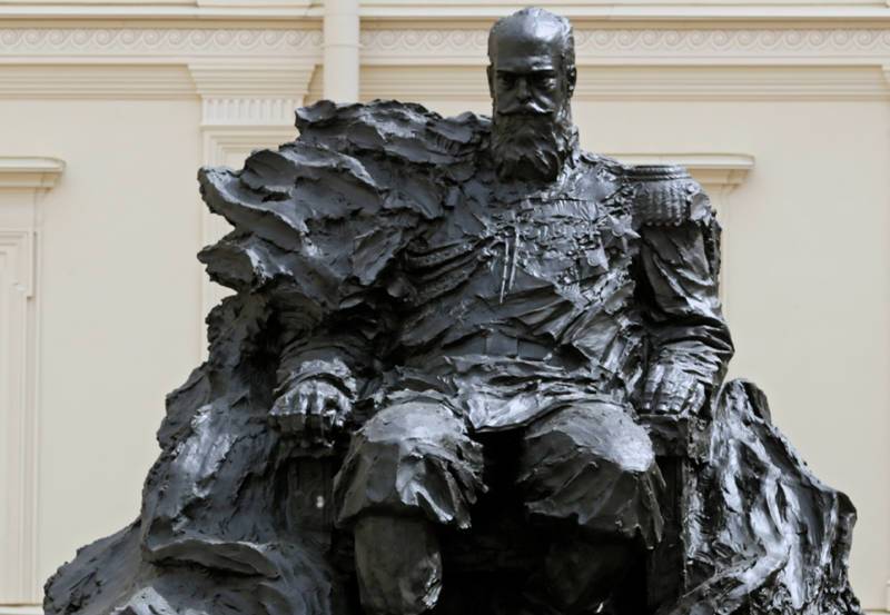 Скульптор исправил ошибку на памятнике Александру III через сутки после открытия