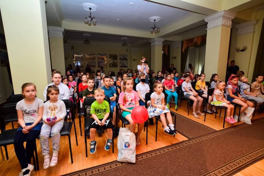 Детям из прифронтовых районов Донецка показали кукольный спектакль
