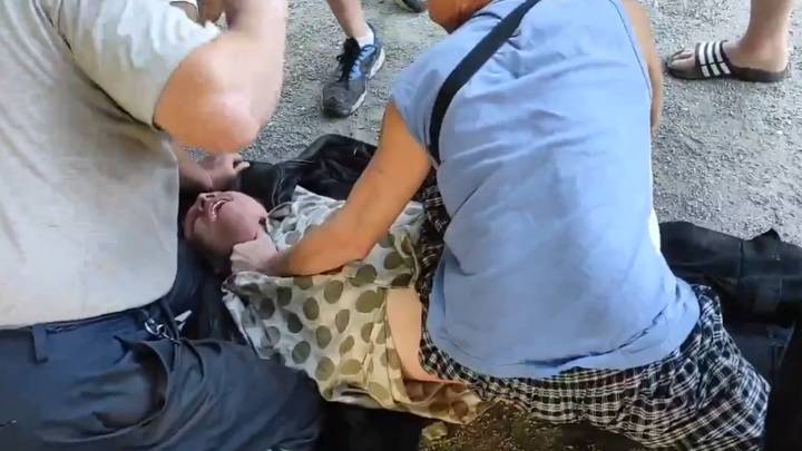 Очевидцы скрутили мужчину, напавшего на людей в Челябинске. Видео