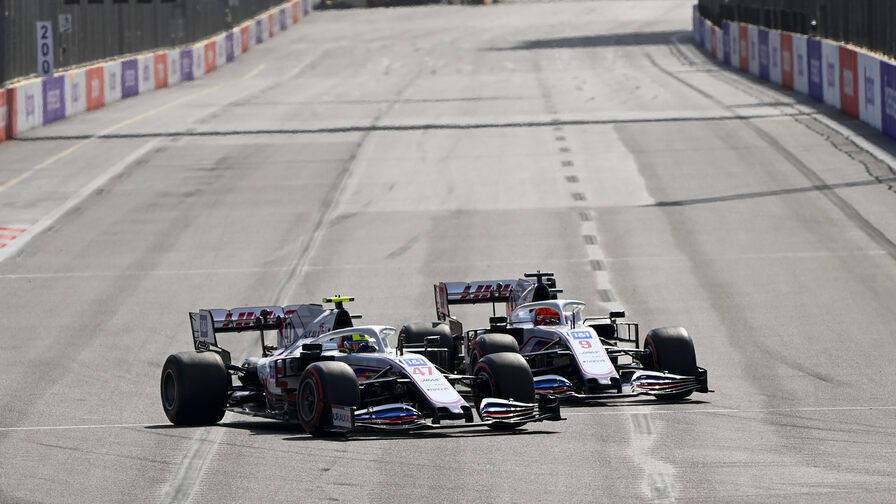 Шумахер и Мазепин устроили дрэг за 13-е место на последнем круге гонки в Баку. Видео