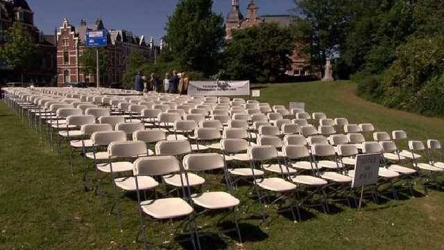 Перед началом суда по Боингу МН17 у посольства РФ в Гааге выставили 298 белых стульев