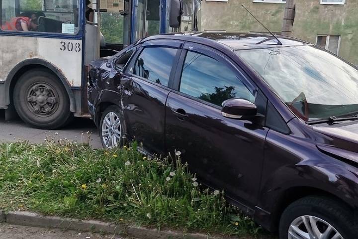 Троллейбус впечатал Ford в фонарный столб в Петрозаводске
