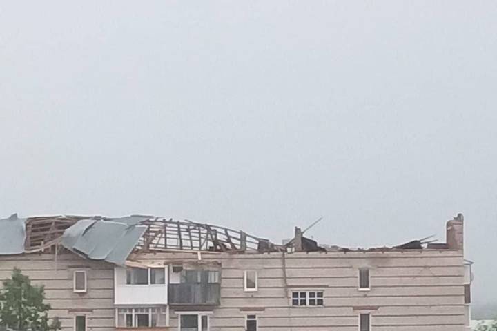 В Томской области ураганом снесло крышу здания