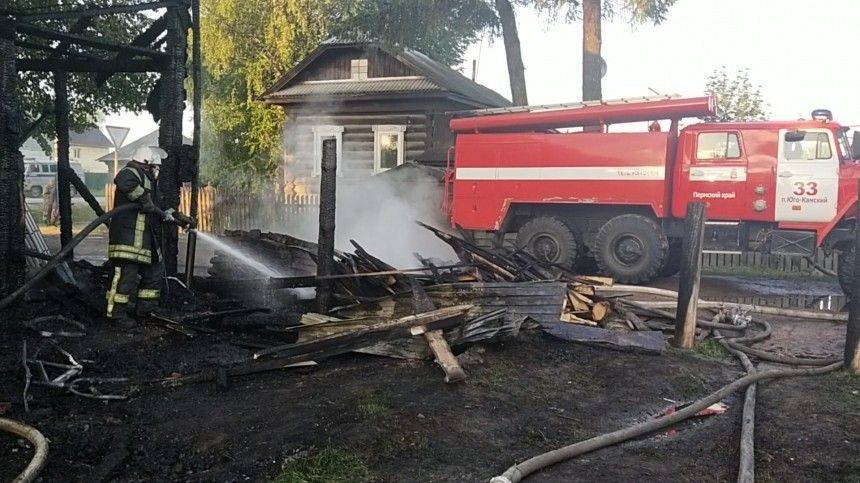 Видео с места пожара в Пермском крае, где погибли трое детей