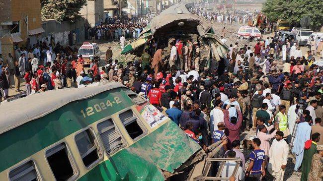 В Пакистане не менее 25 человек погибли при столкновении поездов