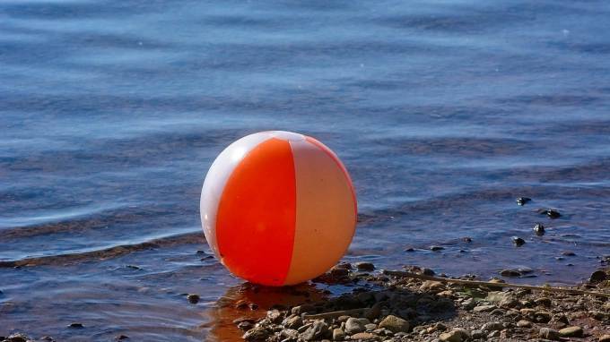Девятиклассник едва не утонул во время игры в мяч в Суздальском озере
