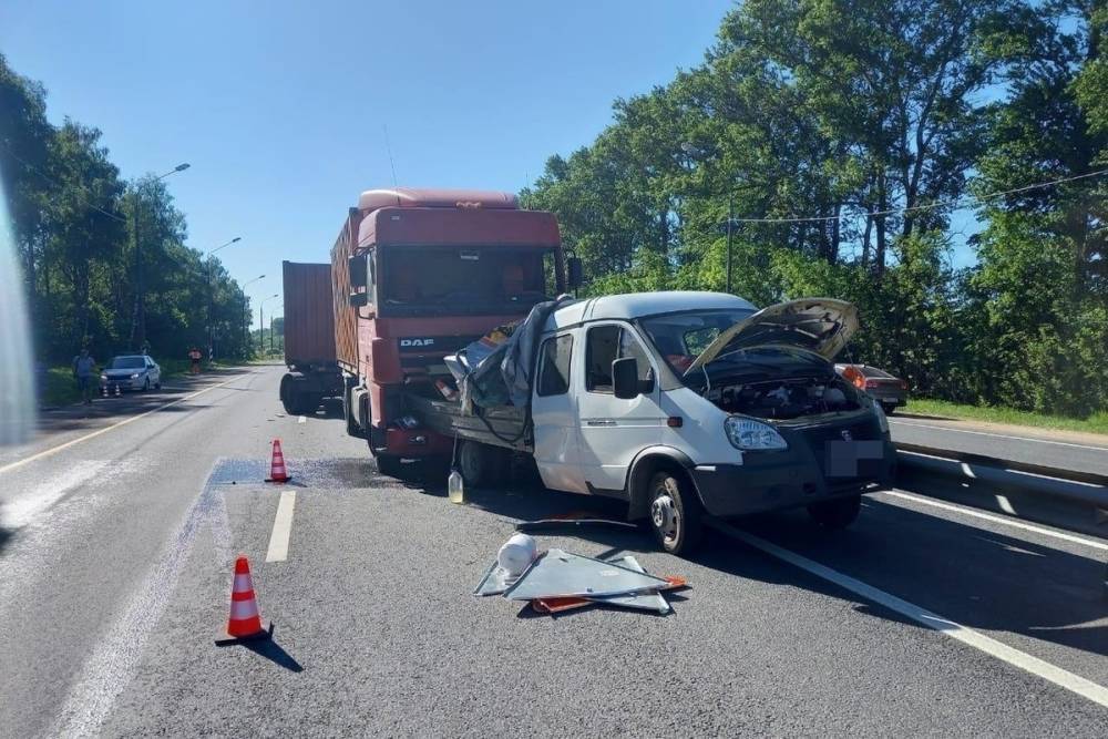 В Тверской области мужчина погиб в столкновении фуры и фургона