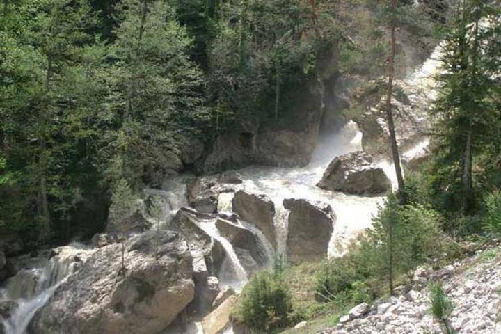 В Абхазии туристка из Сочи сорвалась с моста в горную реку