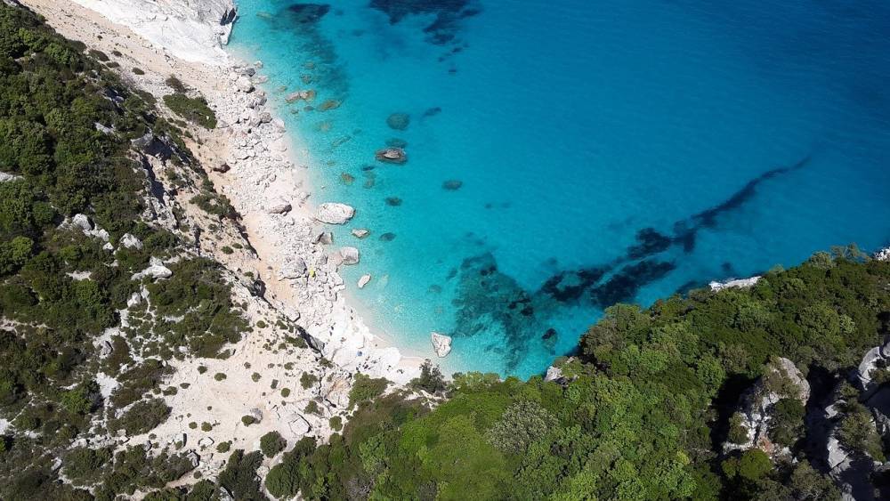 Гостям пляжей Сардинии грозят штрафы до 3 тысяч евро за кражу песка