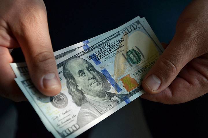 Минфин планирует создать стимулы для перехода валютной ликвидности из доллара в евро