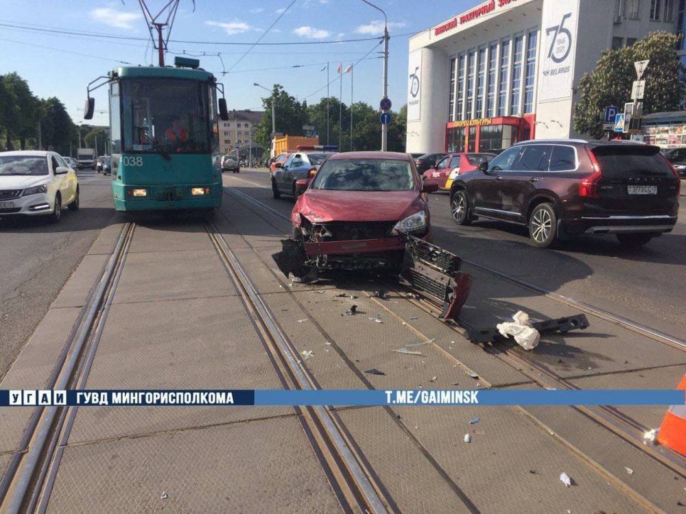 Трамвай столкнулся с легковушкой на пересечении улиц Долгобродской и Чеботарева