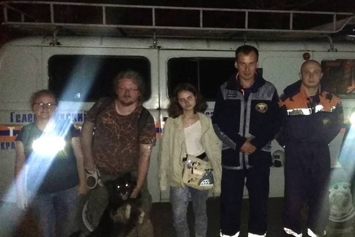 Спасатели эвакуировали семью приезжих с горы Тхаб