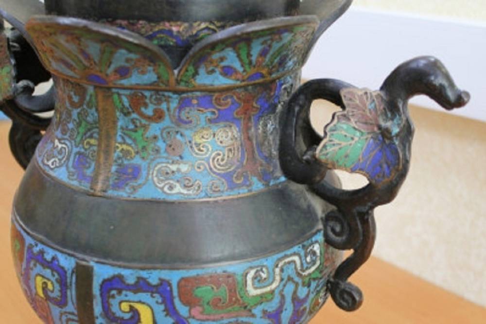 Раритетную вазу XIX века не дали вывезти из страны псковские таможенники
