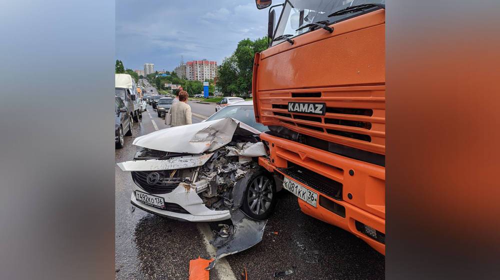 В Воронеже на перекрёстке КамАЗ протаранил две машины: момент сняли на видео