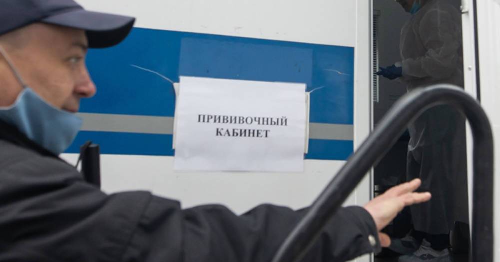 Вакцинация для иностранцев в России начнётся с прививок для трудовых мигрантов