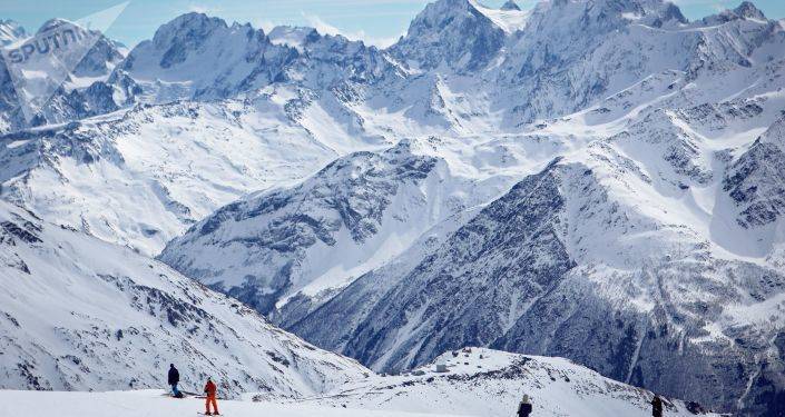 Попавшего в ледяную трещину альпиниста спасатели эвакуировали с Эльбруса