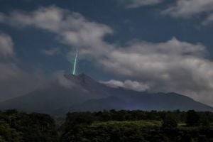 Над вулканом в Индонезии видели непонятный зеленый луч