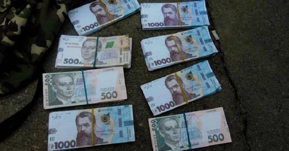 В Киеве задержали афериста, который обменял 20 тыс. долларов на сувенирные деньги (ФОТО)