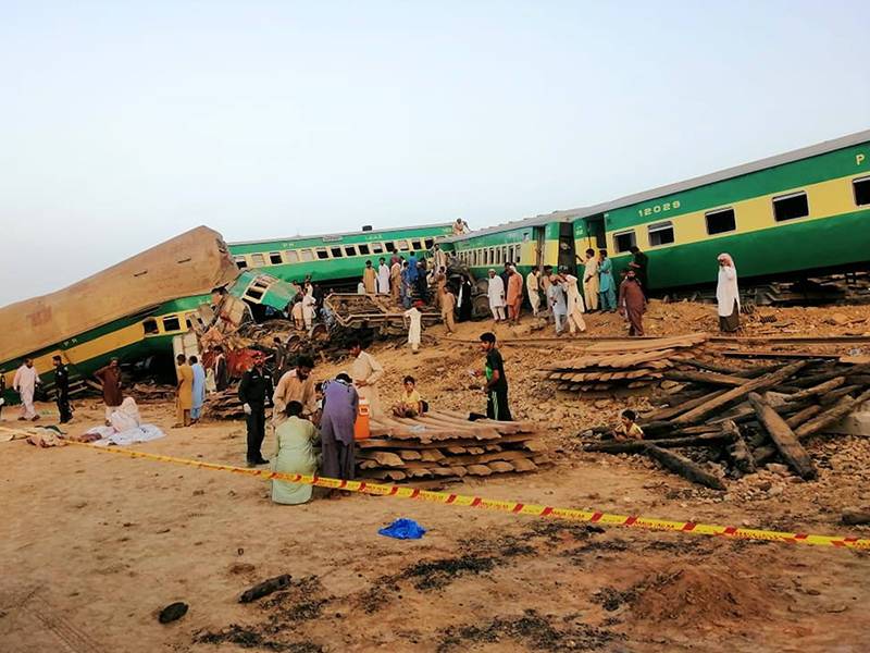 Десятки пассажиров погибли в столкновении поездов в Пакистане