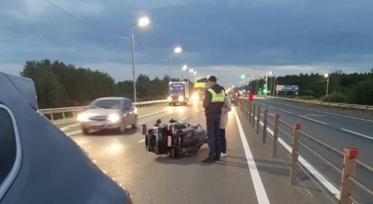 Женщина без руки: под Ярославлем мотоцикл занесло на куриных потрохах