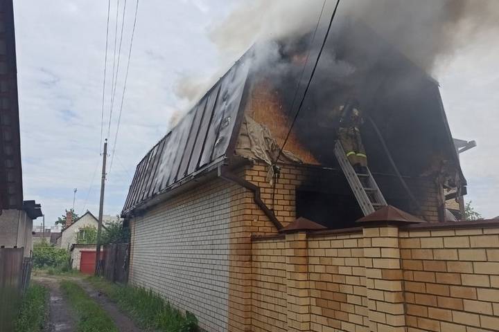 В Брянске пожарные потушили гараж