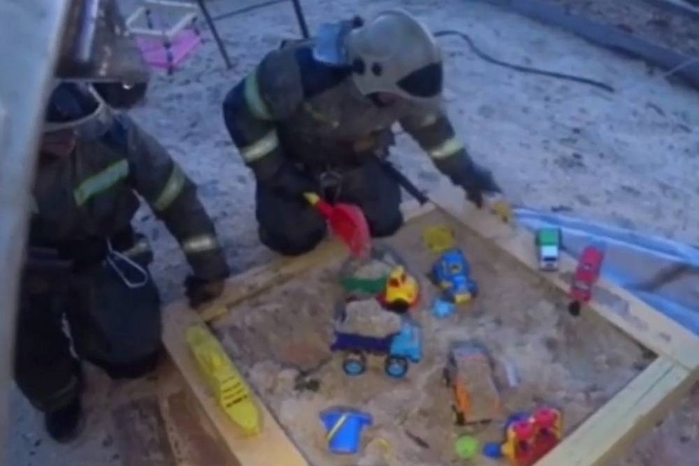 Сотрудники МЧС после тушения пожара поиграли с машинками в песочнице