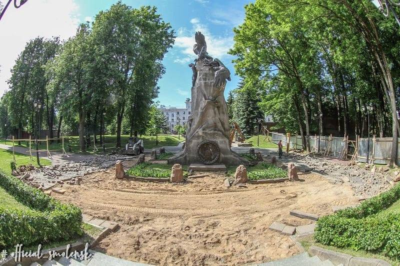 В Сквере Памяти Героев в Смоленске началось благоустройство