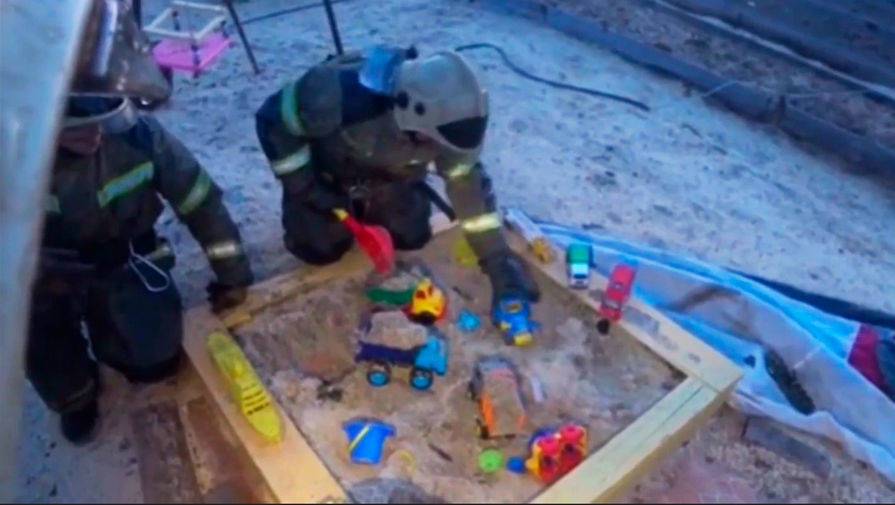 Пожарные в Нижнем Тагиле играли в песочнице после вызова