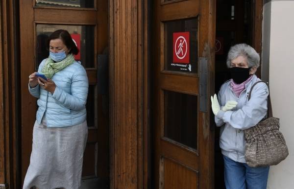 Власти Москвы назвали оправданной мерой необходимость ношения перчаток в транспорте