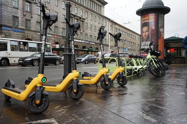 В Петербурге установили личность сбившей ребенка женщины на электросамокате