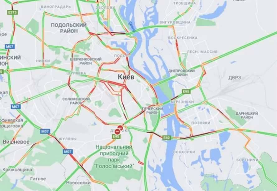 Вечерние пробки затруднили движение транспорта во всем Киеве