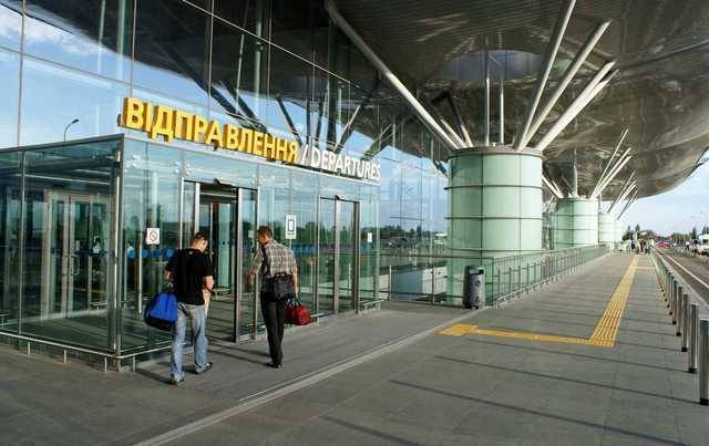 Силовики обыскивают пассажиров в Борисполе из-за сообщения о бомбе